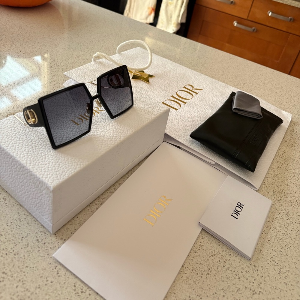 -SOLD- Dior 30Montaigne black sunglasses